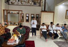 Buka Puasa KKT dengan Coto Kuda FOTO: Pengurus Pusat Kerukunan Keluarga Turatea (PP KKT) Jeneponto menutup rangkaian amaliyah ramadhan dengan kegiatan buka puasa bersama di kediamana bapak H. Abdul Rachmat Noer, Sekretaris Jenderal PP KKT Jeneponto pada Jumat (29/4/2022).