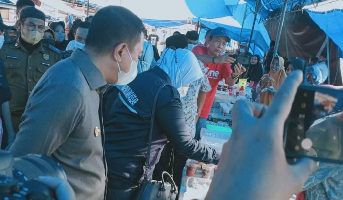 IMG-20220429-WA0070 FOTO: Muh. Basli Ali, menyambangi pasar ramadhan di ruas jalan Soekarno Hatta, Benteng, Selayar.