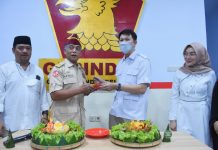 Erick Horas Resmikan Sekertariat DPC Gerindra Kota Makassar FOTO: Ketua DPC Partai Gerindra Kota Makassar, Erick Horas Peresmian sekretariat baru di Jalan Pendidikan Raya, ditandai dengan pemotongan nasi tumpeng, Jumat (29/4/2022).