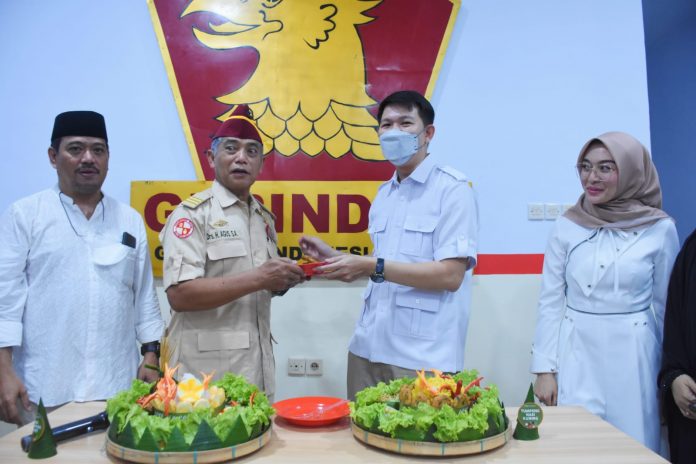 FOTO: Ketua DPC Partai Gerindra Kota Makassar, Erick Horas Peresmian sekretariat baru di Jalan Pendidikan Raya, ditandai dengan pemotongan nasi tumpeng, Jumat (29/4/2022).