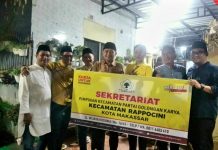 Appi Tutup Rangkaian Safari Ramadhan DPD II Partai Golkar di Dapil 1 Makassar FOTO: Munafri Arifuddin saat menyerahkan papan sekertariat Pimcam Rappocini. Jumat, (29/4)