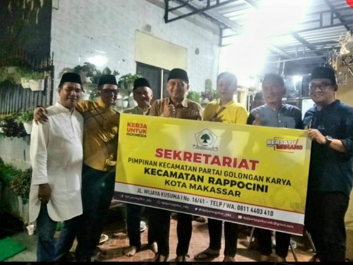 IMG-20220430-WA0089 FOTO: Munafri Arifuddin saat menyerahkan papan sekertariat Pimcam Rappocini. Jumat, (29/4)
