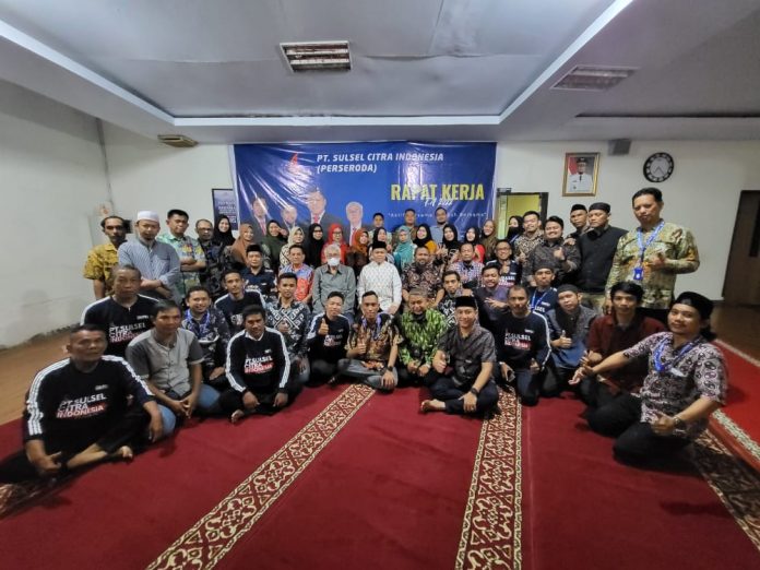 FOTO: Pimpinan dan Karyawan PT. Sulsel Citra Indonesa (Persoeroda Sulsel) saat menggelar buka puasa bersama. Sabtu, (30/4/2022)