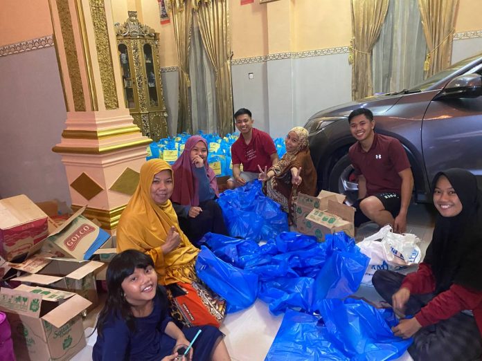 FOTO: Pengurus Yayasan Irwan Rahmani Nusantara, Pembagian paket sembako yang dilaksanakan pada tanggal 28-29 April 2022, di Kabupaten Bone.