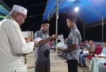 Di Selayar, Keluarga Besar Berlian Group Berbagi ke Anak Yatim dan Orang Tua Jompo FOTO: H. Ali Gandong, Pimpinan Ponpes Nur Ali Selayar menyerahkan bantuan paket sembako untuk anak yatim dan orang tua jompo.
