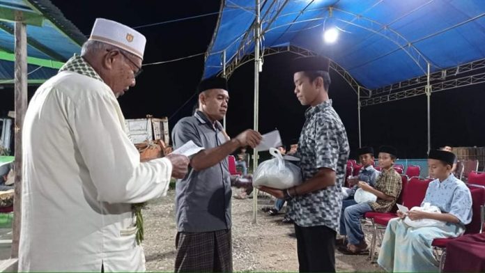IMG-20220501-WA0010 FOTO: H. Ali Gandong, Pimpinan Ponpes Nur Ali Selayar menyerahkan bantuan paket sembako untuk anak yatim dan orang tua jompo.