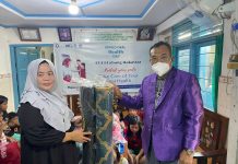 PDGI Cabang Makassar Berikan Santunan Kepada Panti Asuhan FOTO: Ketua PDGI Cabang Makassar, Dr. drg. Eka Erwansyah, Sp. Ort saat memberikan santunan kepada Panti Asuhan Al Iman, dan Panti asuhan Putra Bahagia.