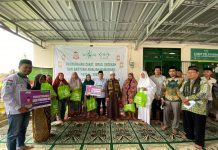 LAZISNU Distribusikan Zakat, Infaq, Sedekah Dan Bantuan Amaliyah Ramadhan Jelang Idul Fitri FOTO: Rais Syuriah PCNU Kota Makassar Syekh Anregurutta Baharuddin HS saat mendistribusikan Zakat, Infaq dan Shadaqah.