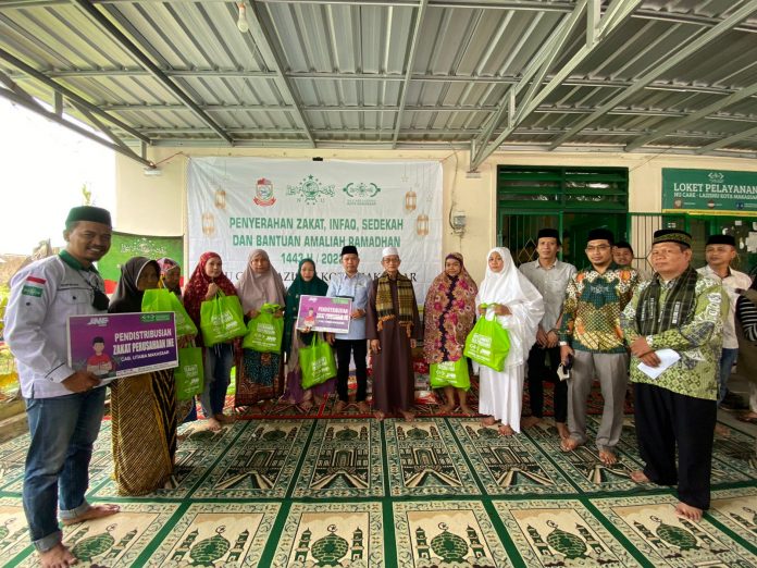 IMG-20220501-WA0062 FOTO: Rais Syuriah PCNU Kota Makassar Syekh Anregurutta Baharuddin HS saat mendistribusikan Zakat, Infaq dan Shadaqah.