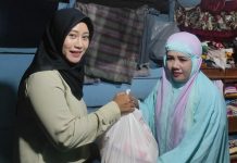 Ratusan Paket Berbagi Disebar Alumni SMADA 2004 Watampone FOTO: Salah satu alumni SMADA 2004 Watampone saat memberikan banruan sembako.