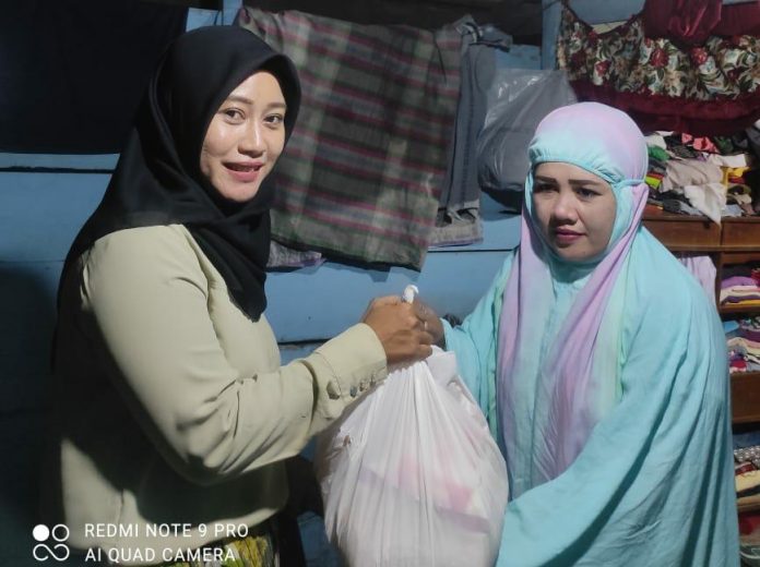 FOTO: Salah satu alumni SMADA 2004 Watampone saat memberikan banruan sembako.
