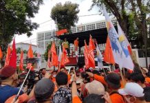 Peringatan May Day, KPU Jadi Sasaran Demo Partai Buruh FOTO: Presiden Partai Buruh Said Iqbal di depan KPU/Net
