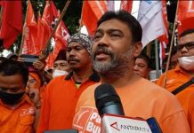 Peringati May Day, Partai Buruh Seruduk KPU Desak Tidak Geser Jadwal Pemilu 2024 FOTO: Presiden Partai Buruh, Said Iqbal saat demonstrasi di depan Gedung KPU RI, Jalan Imam Bonjol, Menteng, Jakarta Pusat, Minggu siang (1/5).