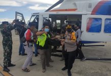 KKB Serang Satgas Damai Cartenz Saat Lakukan Pengamanan Ibadah Pagi di Gereja FOTO: Bripda Vanny Putra Perdana (Anggota Satgas Preventif Damai Cartenz Pos Okbibab dan Pratu Willy John personel Satgas Kodim Yonif 431/SSP saat dievakuasi ke Jayapura. Minggu, (1/5/2022)