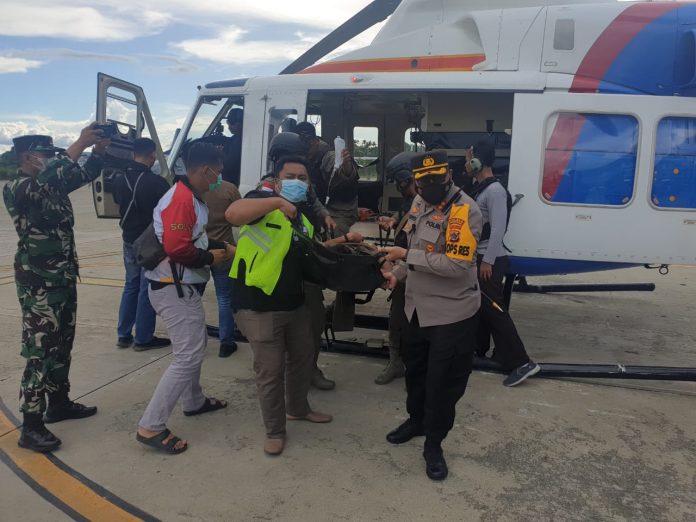 FOTO: Bripda Vanny Putra Perdana (Anggota Satgas Preventif Damai Cartenz Pos Okbibab dan Pratu Willy John personel Satgas Kodim Yonif 431/SSP saat dievakuasi ke Jayapura. Minggu, (1/5/2022)