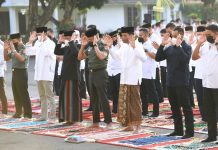 Presiden Jokowi Salat Idulfitri di Halaman Gedung Agung Istana Yogyakarta FOTO: Presiden Jokowi salat Idulfitri di halaman Gedung Agung, Istana Yogyakarta, Senin (02/04/2022). (Foto: BPMI Setpres/Lukas)