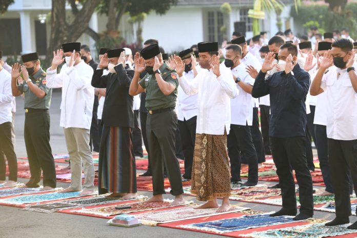 FOTO: Presiden Jokowi salat Idulfitri di halaman Gedung Agung, Istana Yogyakarta, Senin (02/04/2022). (Foto: BPMI Setpres/Lukas)