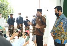Presiden Jokowi Sebut Setidaknya 85,5 Juta Masyarakat Indonesia Mudik FOTO: Presiden Jokowi dan Sultan Hamengkubuwono X memberikan keterangan pers, di Keraton Yogyakarta, Senin (02/05/2022). (Foto: BPMI Setpres/Lukas)