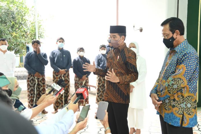 FOTO: Presiden Jokowi dan Sultan Hamengkubuwono X memberikan keterangan pers, di Keraton Yogyakarta, Senin (02/05/2022). (Foto: BPMI Setpres/Lukas)