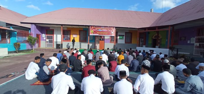 FOTO: Suasan Salat id di Rumah Tahanan Klas IIB Kabupaten Kepulauan Selayar, Sulawesi Selatan. Senin, (2/5/2022)