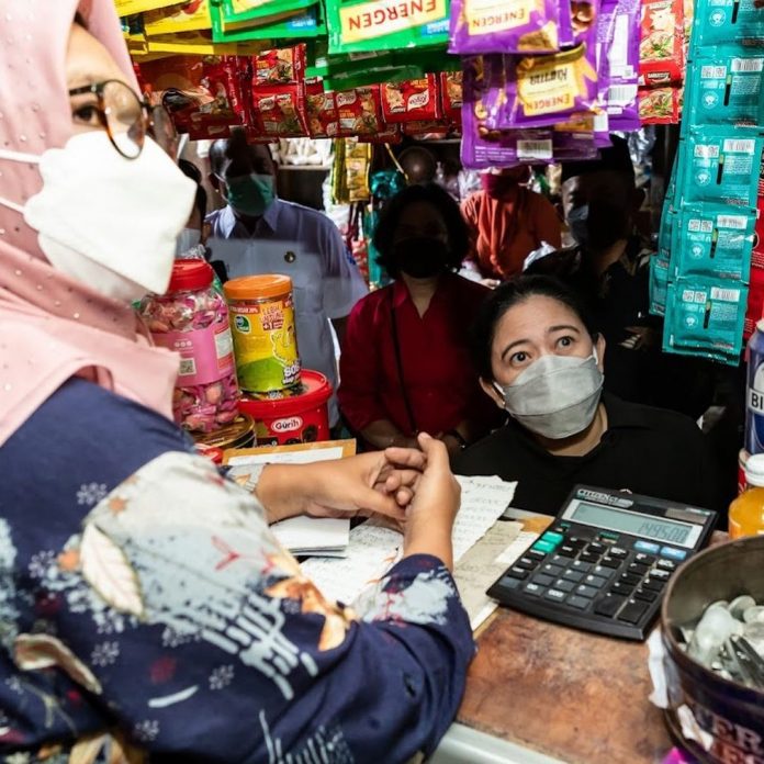 FOTO: Ketua DPR RI Puan Maharani saat belanja di pasar tradisional, Menurutnya benar-benar menyenangkan.