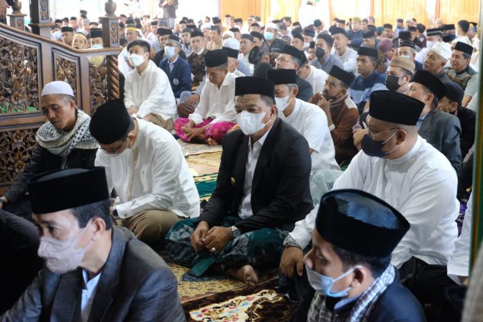 Hari Raya Idulfitri tahun 2022 ini, Bupati Andi Muchtar Ali Yusuf dan Wakil Bupati Andi Edy Manaf melaksanakan shalat Id di Masjid Agung Bulukumba, Senin 2 Mei 2022.