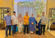 Ketua Golkar Makassar Silahturahmi ke Wali Kota Makassar, AWT: Silaturahmi Biasa Dua Keluarga Besar FOTO: Kiri H. Ruslan Mahmud, Abdul Wahab Tahir beserta Istri, Moh. Ramdhan Pomanto, Indira Jusuf Ismail, Melinda Aksa dan Munafri Arifuddin paling kanan. Rabu, (3/5)