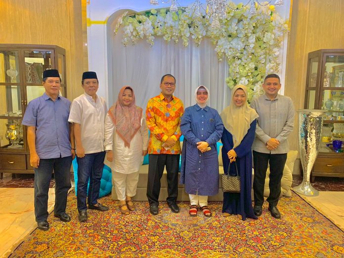 FOTO: Kiri H. Ruslan Mahmud, Abdul Wahab Tahir beserta Istri, Moh. Ramdhan Pomanto, Indira Jusuf Ismail, Melinda Aksa dan Munafri Arifuddin paling kanan. Rabu, (3/5)