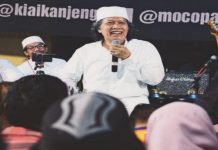 Cak Nun: Kamu Nanti Kalau Mau Masuk Surga Pakai Kartu Anggota Banser atau Tidak? FOTO: Budayawan Cak Nun suatu kali pernah bertanya Nabi Muhammad NU atau Muhammadiyah kepada jamaahnya.