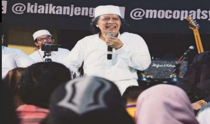 FOTO: Budayawan Cak Nun suatu kali pernah bertanya Nabi Muhammad NU atau Muhammadiyah kepada jamaahnya.