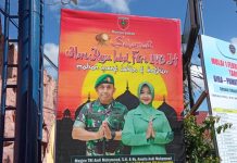 Pejabat Militer Sampaikan Ucapan Selamat Hari Raya Idulfitri di Kepulauan Selayar FOTO: Banner dan spanduk berisi ucapan selamat hari raya idulfitri 1443 H di taman kota gerbang kota Benteng, Kabupaten Kepulauan Selayar, Sulawesi-Selatan.