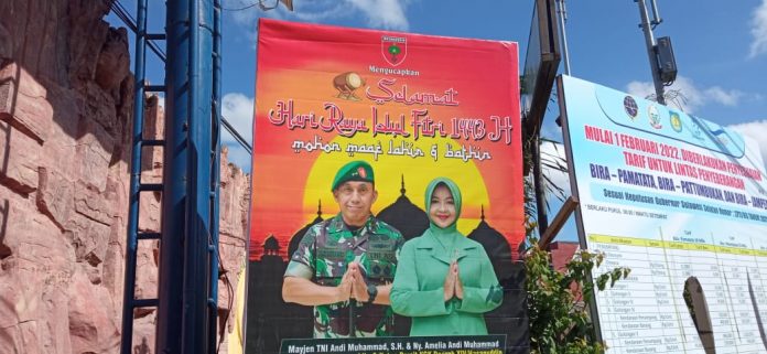 FOTO: Banner dan spanduk berisi ucapan selamat hari raya idulfitri 1443 H di taman kota gerbang kota Benteng, Kabupaten Kepulauan Selayar, Sulawesi-Selatan.