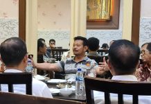 Rektor Unhas Manfaatkan Waktu Libur Diskusi Informal Dengan Mentan FOTO: Menteri Pertanian RI, Prof. Syahrul Yasin Limpo, Rektor Unhas, Prof Jamaluddin Jompa WR II Prof. Sumbangan Baja, Dekan Pertanian Prof. Salengke, Dekan FKG Prof. Ruslin dan Dekan Fakultas Hukum Prof. Farida. Wakil Ketua Majelis Wali Amanat Unhas Prof. Ambo Ala juga turut hadir. Sementara Mentan didampingi oleh Stafsus Kementan Prof. Imam Mujahid, yang juga dosen Pertanian Unhas. (27/4/2022)