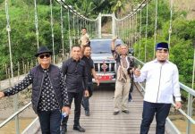 Tinjau Jalan Desa dan Jembatan, MB-Asman Puji Kualitas Proyek PEN FOTO: Bupati Enrekang Muslimin Bando dan Wakil Bupati Asman, beserta Anggota Komisi X DPR-RI Mitra Fakhruddin MB meninjau infrastruktur Jalan Desa Tallu Bamba dan Jembatan Surakan-Panassang, Kamis 5 Mei 2022.