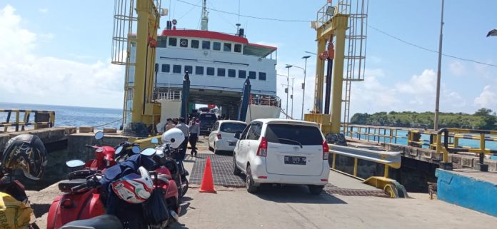 FOTO: Dua unit armada kapal ferry yang terdiri atas KMP. Bontoharu dan KMP. Kormomolin, dioperasikan pada pemberangkatan trip keempat, dan kelima, hari Jum'at, (6/5).