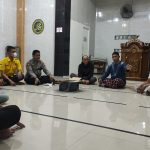 Tokoh Pemuda Bersinergi dengan Polsek Rappocini Damaikan Warga di Landak Baru FOTO: Pihak Kepolisian, Tokoh Agama, TokohvMasyarakat saat mendamaikan warga yang bertikai di jalan Landak Baru atau jalan Andi Djemma Lorong 9, Kecamatan Rappocini, Kota Makassar