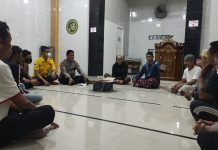 Tokoh Pemuda Bersinergi dengan Polsek Rappocini Damaikan Warga di Landak Baru FOTO: Pihak Kepolisian, Tokoh Agama, TokohvMasyarakat saat mendamaikan warga yang bertikai di jalan Landak Baru atau jalan Andi Djemma Lorong 9, Kecamatan Rappocini, Kota Makassar