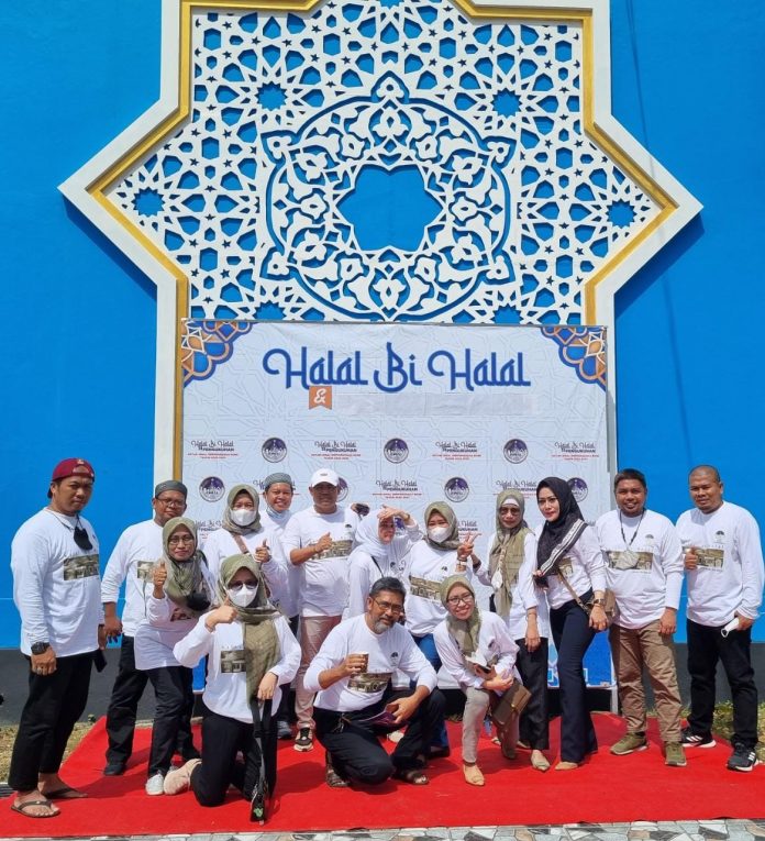 FOTO: Alumni Sekolah Menengah Pembangunan Persiapan saat foto bersama di mesjid Nurul Ilmi, Jalan Lapawawoi Karaeng Sigeri tepatnya di kompleks SMA Negeri 3 Watampone, Sulsel.