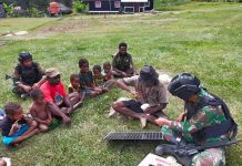 Satgas Yonif MR 412 Kostrad Beri Edukasi ke Masyarakat Pedalaman Papua FOTO: Prajurit Kostrad Pos Malagayneri yang tergabung dalam Satgas Yonif MR 412 Kostrad memberikan pembekalan dan keterampilan kepada masyarakat di sekitar Pos Malagayneri Desa Loanom Distrik Malagayneri Kabupaten Lanny Jaya, Papua. Jumat, (06/05/2022)