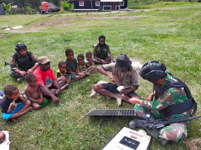 FOTO: Prajurit Kostrad Pos Malagayneri yang tergabung dalam Satgas Yonif MR 412 Kostrad memberikan pembekalan dan keterampilan kepada masyarakat di sekitar Pos Malagayneri Desa Loanom Distrik Malagayneri Kabupaten Lanny Jaya, Papua. Jumat, (06/05/2022)