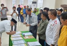 Dilantik IAS, Ketua Umum IKA Ilmu Tanah Unhas Ini Janjinya FOTO: Ketua Umum IKA Pertanian Unhas, Ilham Arief Sirajuddin, saat melantik Pengurus Ikatan Alumni Ilmu Tanah Periode 2022 - 2026, bersama pengurus IKA Jurusan/Departemen Se-Fakultas Pertanian Universitas Hasanuddin di Aula Fakultas Pertanian Unhas. Sabtu, 7/5/2022)