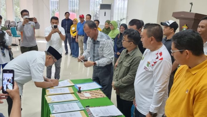 FOTO: Ketua Umum IKA Pertanian Unhas, Ilham Arief Sirajuddin, saat melantik Pengurus Ikatan Alumni Ilmu Tanah Periode 2022 - 2026, bersama pengurus IKA Jurusan/Departemen Se-Fakultas Pertanian Universitas Hasanuddin di Aula Fakultas Pertanian Unhas. Sabtu, 7/5/2022)