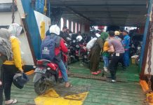 Ph Dishub Sebut Puncak Arus Balik di Sulsel Capai 700 Ribu Jiwa FOTO: Suasana arus balik di Pelabuhan Pamatata, Kabupaten Kepulauan Selayar, Sulawesi Selatan, Sabtu (7/5/2022).