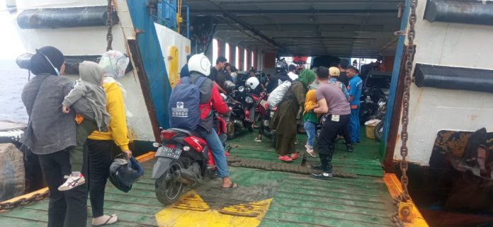 FOTO: Suasana arus balik di Pelabuhan Pamatata, Kabupaten Kepulauan Selayar, Sulawesi Selatan, Sabtu (7/5/2022).