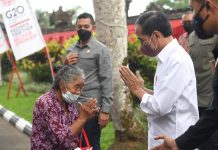 Idulfitri, Prabowo Sowan Ke Megawati, Pengamat: Mungkin Jokowi Lebih Cenderung ke Ganjar FOTO: Presiden Jokowi membagikan sembako kepada masyarakat di sekitar Istana Kepresidenan Tampaksiring, Kabupaten Gianyar, Provinsi Bali, Kamis (05/05/2022).