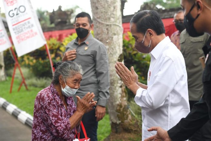 FOTO: Presiden Jokowi membagikan sembako kepada masyarakat di sekitar Istana Kepresidenan Tampaksiring, Kabupaten Gianyar, Provinsi Bali, Kamis (05/05/2022).