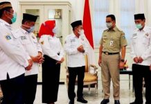 DPD Ikatan Keluarga Minangkabau Beri Ucapan Ultah ke Anies, Dia Kerja Nyata FOTO: Pengurus DPW IKM DKI Jakarta yang dipimpin Irwandi bersama Gubernur DKI Jakarta Anies Baswedan/Ist