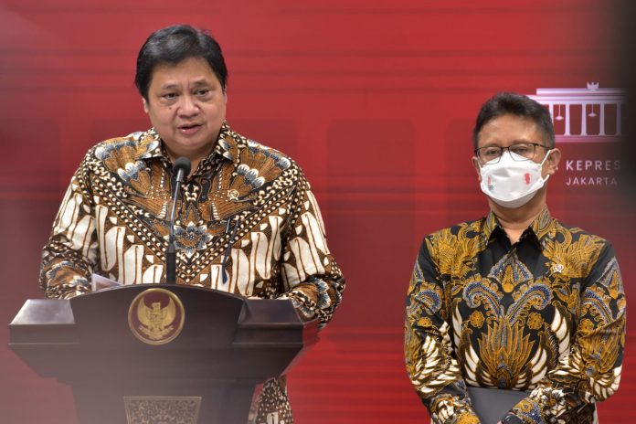 FOTO: Menteri Koordinator Bidang Perekonomian (Menko Ekon) Airlangga Hartarto selaku Koordinato PPKM Luar Jawa-Bali