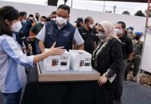 Cara Anies di Kampung Susun Bayam, Wajah Nyata Keadilan Pembangunan di Jakarta FOTO: Gubernur DKI Jakarta saat melihat maket bangunan yang didesain untuk Kampung Susun Bayam/Net