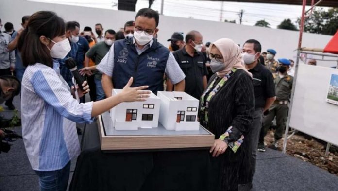 FOTO: Gubernur DKI Jakarta saat melihat maket bangunan yang didesain untuk Kampung Susun Bayam/Net